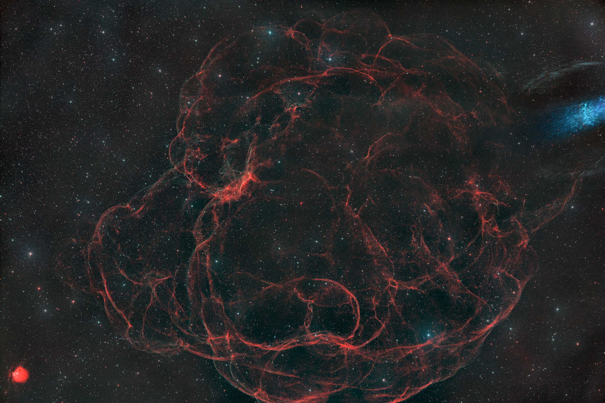 Sh2-240 auch Simeis 147 oder Spaghettinebel ist ein galaktischer Supernovaüberrest in den Sternbildern Stier und Fuhrmann.